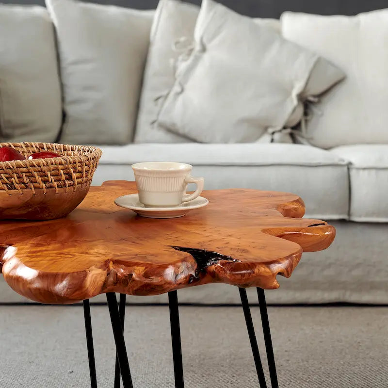 Table basse en bois à bords bruts 4 panneaux avec pieds épingles