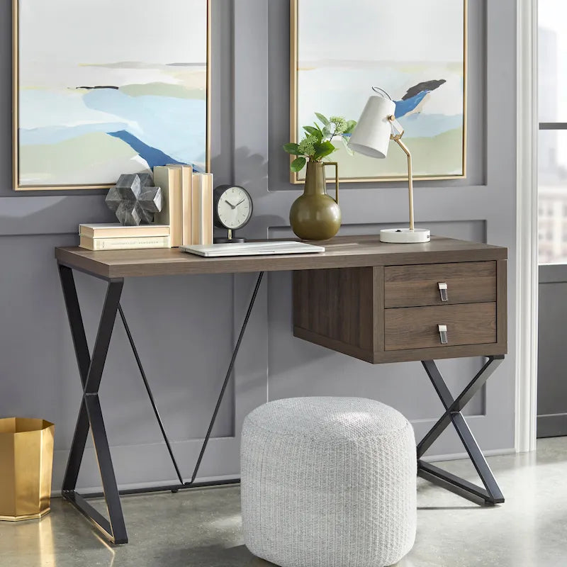 Bureau au design contemporain avec finition et base contrastées